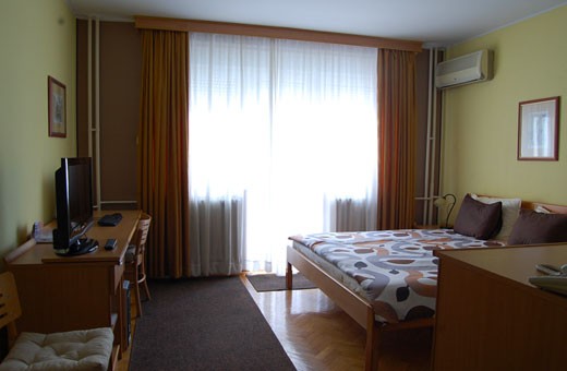 Room 1/2 queen bed, Voyager bed&breakfast - Novi Sad