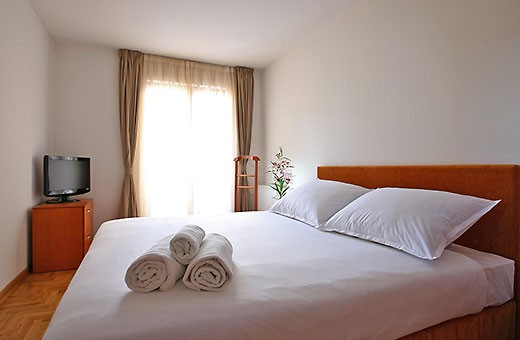 Spavaća soba francuski ležaj, Apartmani Zlatno brdo - Smederevo