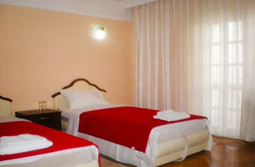 Room with two single beds, Hotel Kondor - Stari Banovci